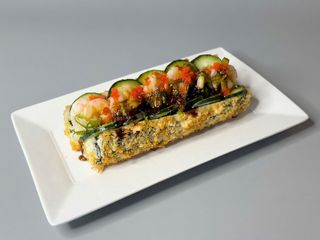 Roll-dog z krewetką i kawiorem