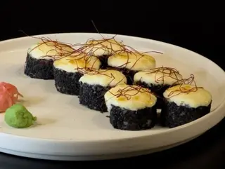Pieczony roll z tuńczykiem i mango
