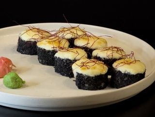 Pieczony roll z tuńczykiem i mango