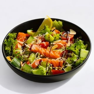 Sałatka z łososiem i płatkami migdałów