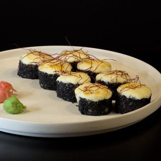 Pieczony roll z tunczykiem i mango