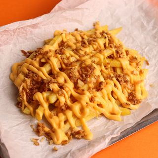 Frytki z serem i prażoną cebulką