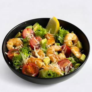 Sałatka z krewetkami i parmesanem