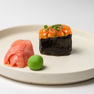 Gunkany z łososiem 1 szt