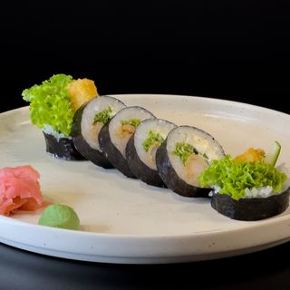 Futomaki z krewetką w tempurze i serkiem