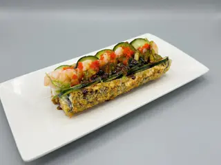 Roll-dog z krewetką i kawiorem