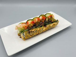 Roll-dog z krewetką i kawiorem