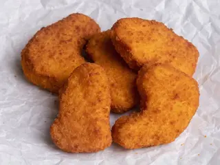 Nuggetsy z kurczaka z sosem