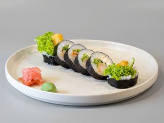 Futomaki z krewetką w tempurze i serkiem