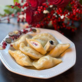 Pierogi z twarogiem na słodko i borówkami