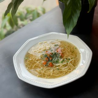 Rosół z makaronem, marchewką | pietruszką