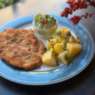 Kotlet schabowy, dodatek, surówka