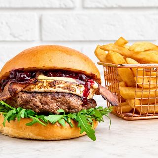 Camembert Burger + Frytki