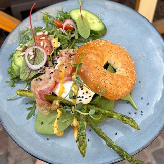 Bajgiel z maślaną jajecznicą