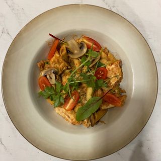 Makaron z kurczakiem w sosie serowym