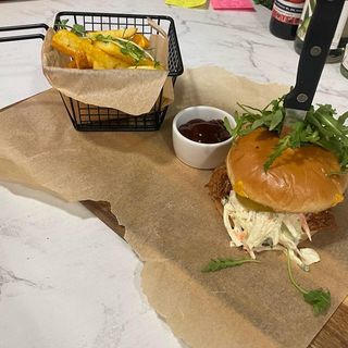 Burger z szarpaną wieprzowiną BBQ