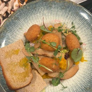 Sałatka z panierowanym camembertem