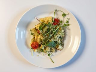 Makaron z grillowanymi krewetkami i chorizo