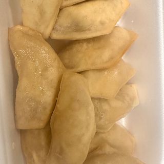 Pierogi z ziemniakami smażone z sosem czosnkowym 