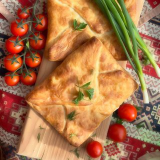 Chaczapuri kurczak, pieczarki, ser