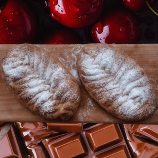 Croissant z wiśnią i czekoladą