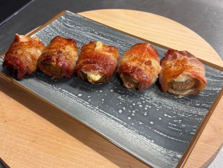 Pieczarki z serem w boczku z grilla