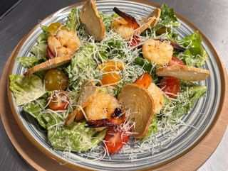 Salatka Cesar z krewetkami z grilla