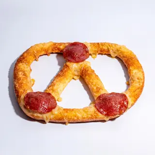 Precel z salami i serem mozzarella