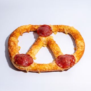 Precel z salami i serem mozzarella