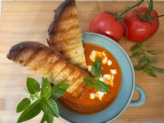 Krem z pomidorów z fetą i grzanką