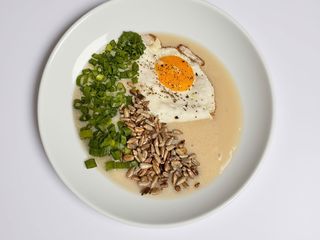 Krem z białych warzyw z jajkiem sadzonym