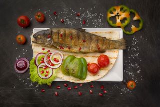 Pstrąg na węglach z cebulą