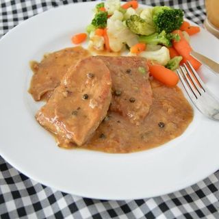 Kotlet schabowy w sosie śmietanowym z zielonym pieprzem