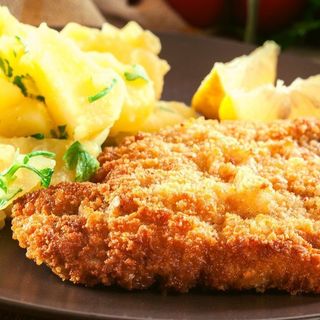 Kotlet schabowy ziemniaki  i surówka