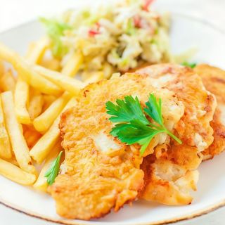 Kotlet drobiowy z frytkami i surówką