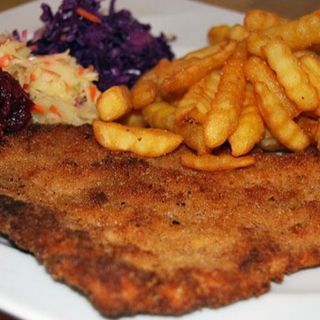 Kotlet schabowy z frytkami i surówką