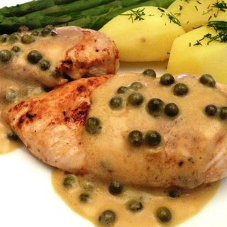 Kotlet drobiowy w sosie śmietanowym z zielonym pieprzem