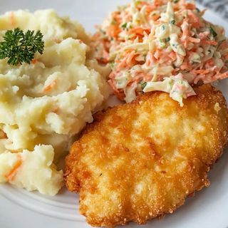 Kotlet drobiowy z surówką ziemniaki