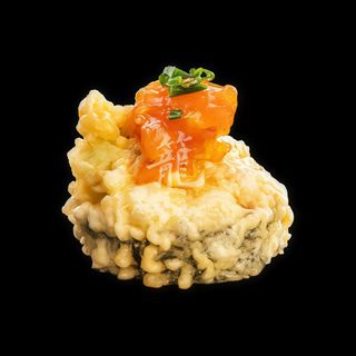 Tatar z łososia w tempurze