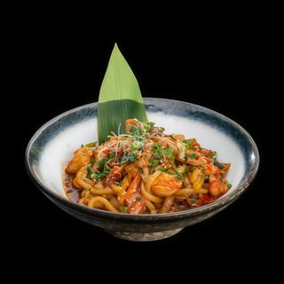 Udon smażony z owocami morza