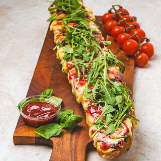 Zapiekanka z Rukolą Camembert i Żurawiną