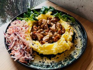 Kawałki kurczaka w sosie orzechowym