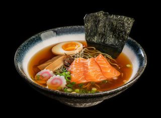 Shoyu ramen z łososiem i olejem truflowym