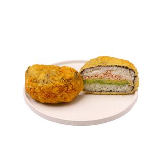 Sushi-burger z delikatnym grillowanym łososiem i awokado