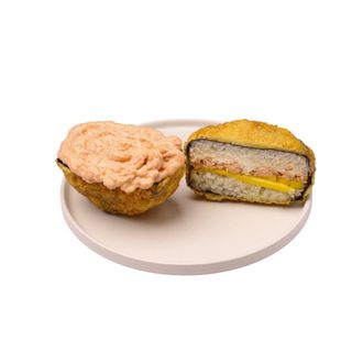 Sushi-burger z delikatnym grillowanym łososiem i mango