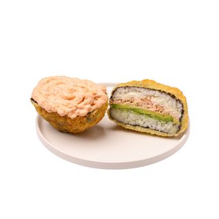 Sushi-burger z delikatnym grillowanym łososiem i awokado