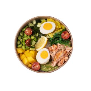 Pokebowl z grillowanym łososiem i z jajkiem
