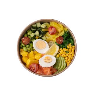 Pokebowl z łososiem i z jajkiem