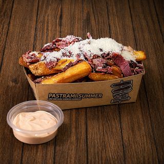 FRYTKI + PARMEZAN + KRUSZONKA Z PASTRAMI + SOS (265g)
