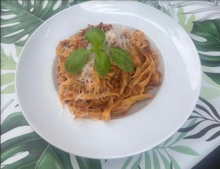 Makaron tagliatelle z ragout Bolognese